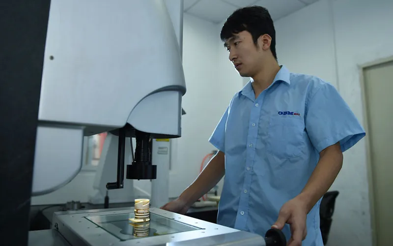 Real-time trial molding and process parameter optimization to achieve high surface quality.